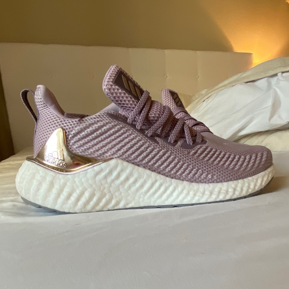 Adidas lavender alphaboost brand new!